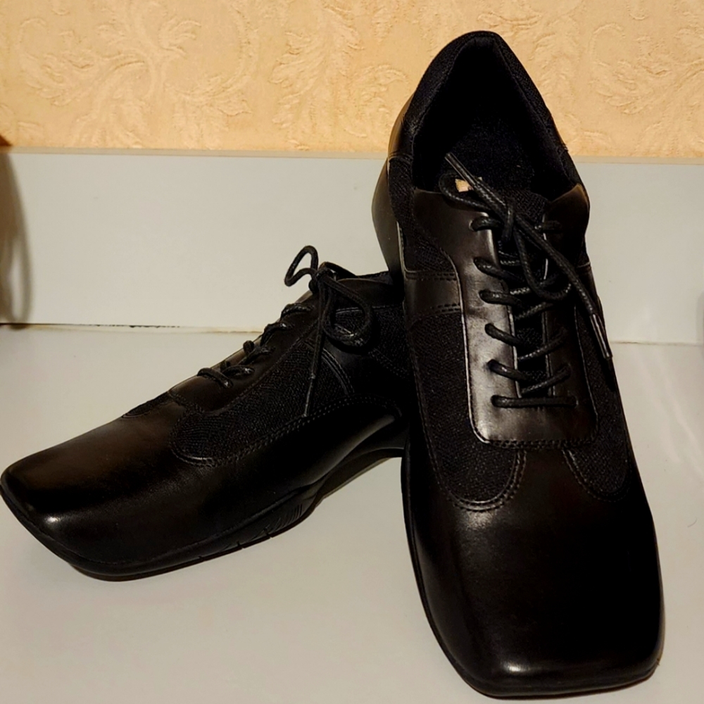 Apostophe Casual Shoe, Women's 8.5M, Black Leather Upper with Fabric Accents